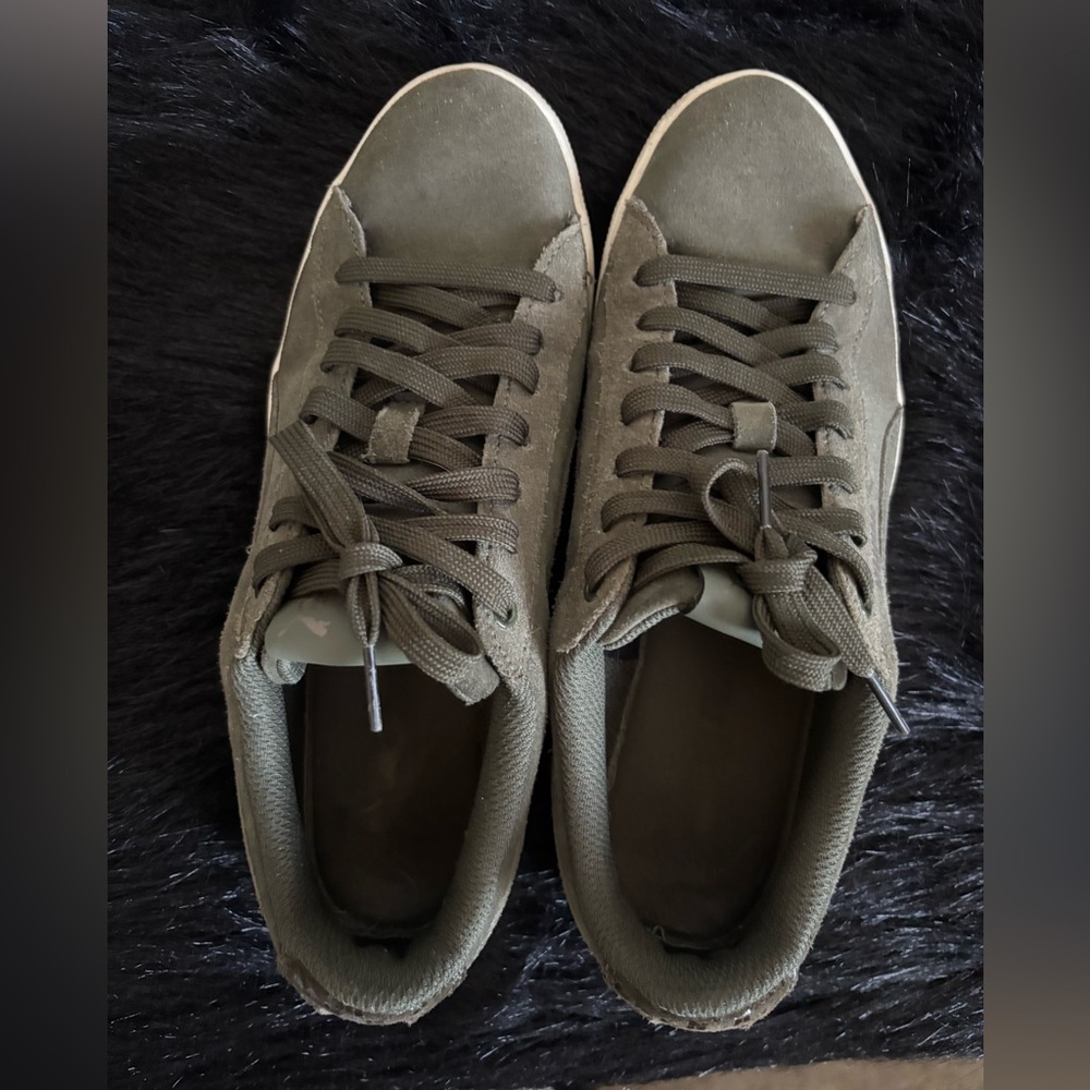 GUC Olive/ dark gray Pumas, Size 8.5 in women